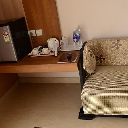 Hotel Polariz Parassinikkadavu Exteriör bild