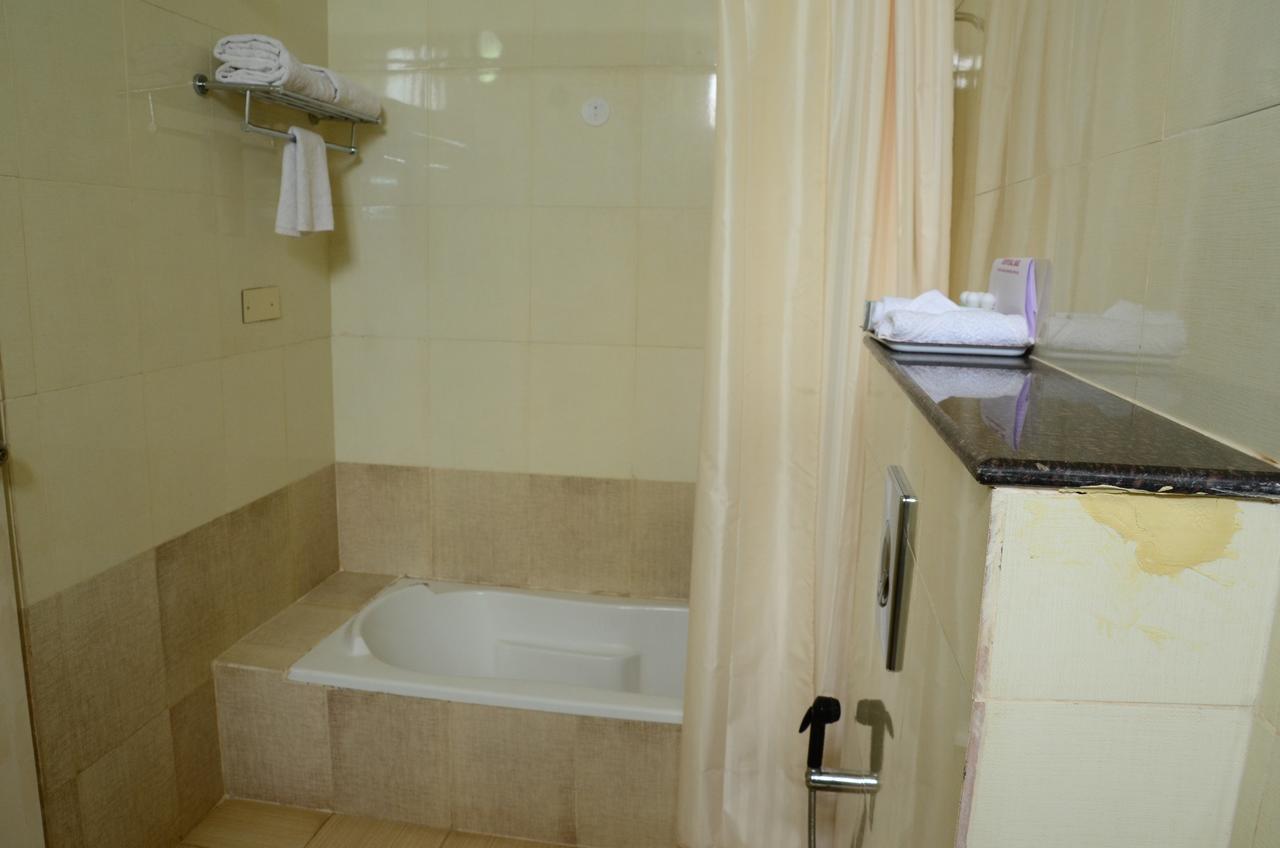 Hotel Polariz Parassinikkadavu Exteriör bild